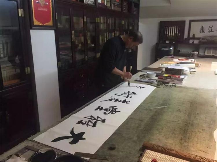 畫家康莊為大雅堂題字